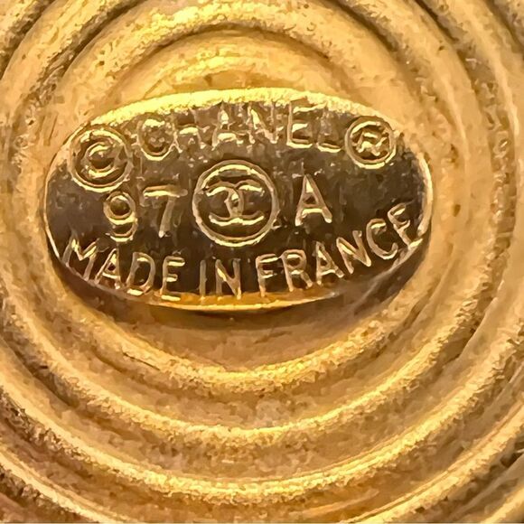 Pre-Owned
CHANEL Pre-Owned
1997 CC button clip-on earrings - Picture 4 of 5